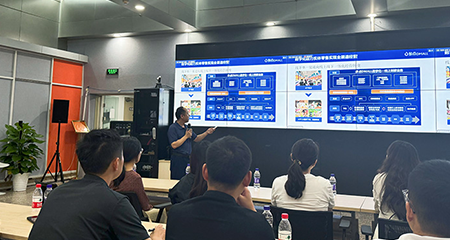 The MBA class of UCAS visited DMALL to learn about retail digitization and AI in practice. 